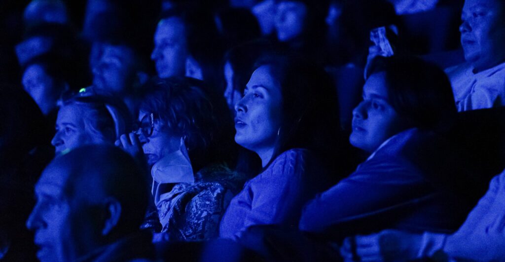 Públicos en un teatro mirando un espectáculo
