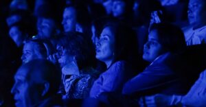 Públicos en un teatro mirando un espectáculo