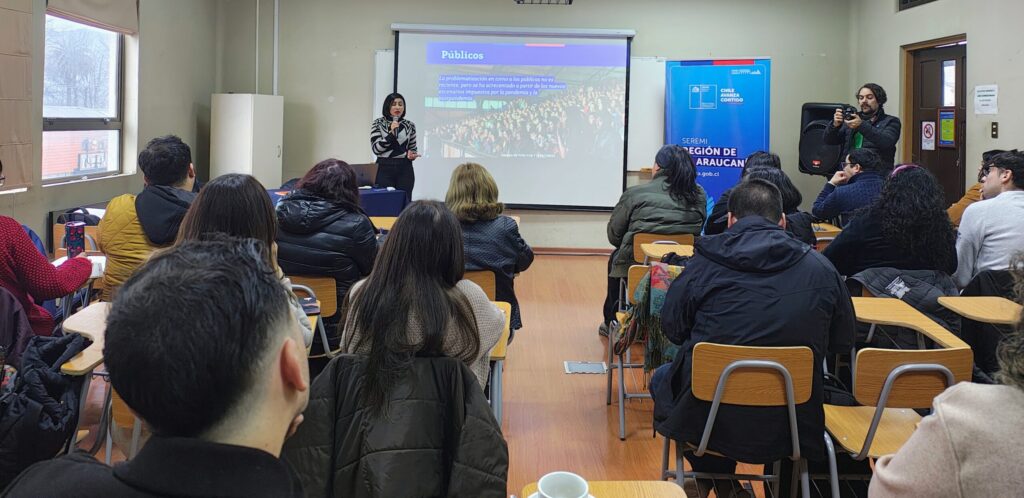 Paula Vergara, encargada de la Unidad de Públicos y Territorios, realiza curso en La Araucanía