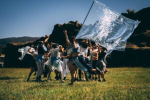 Puesta en escena de un grupo de bailarines y elenco ciudadano al aire libre
